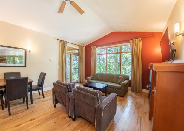 Living Room - King Chalet